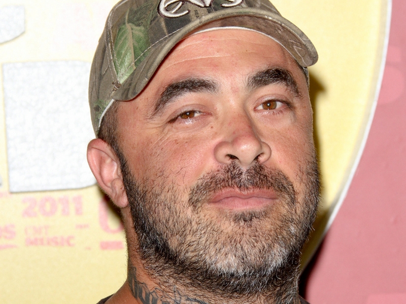 STAIND’S AARON LEWIS HITS TOP 5 ON ITUNES CHART