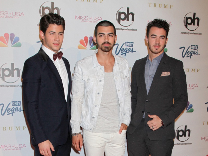Jonas Brothers Debut New Single Whos In Your Head 