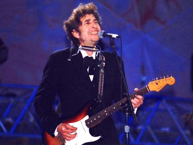 BOB DYLAN FANS IN UPROAR OVER FAKE AUTOGRAPHED BOOKS
