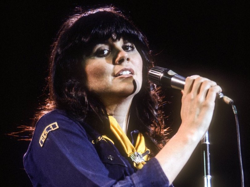 LINDA RONSTADT RECALLS DODGING MANSON GIRLS & RECORDING WITH NEIL YOUNG