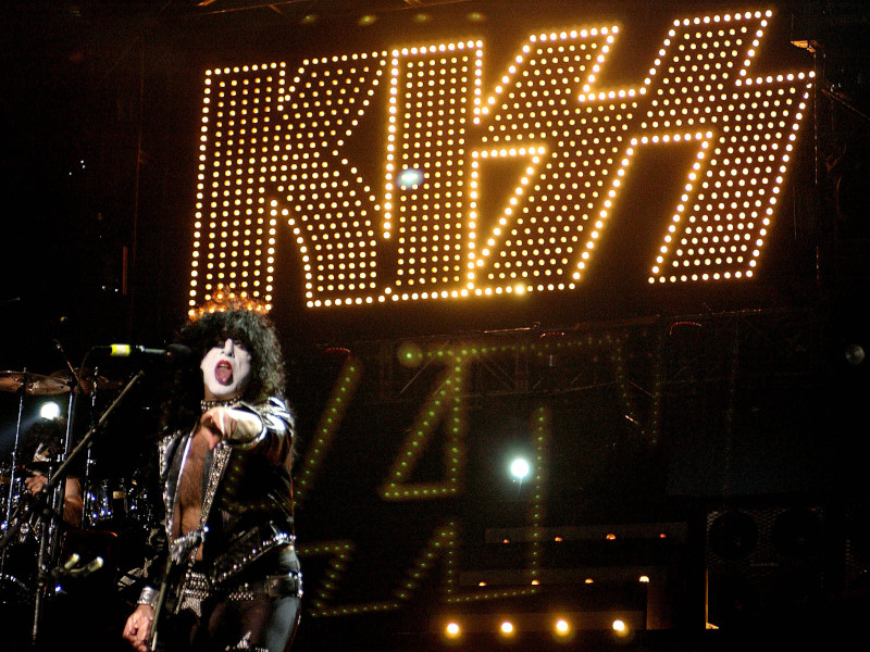 PAUL STANLEY TO SHOW OFF HIS ARTWORK THIS WEEKEND